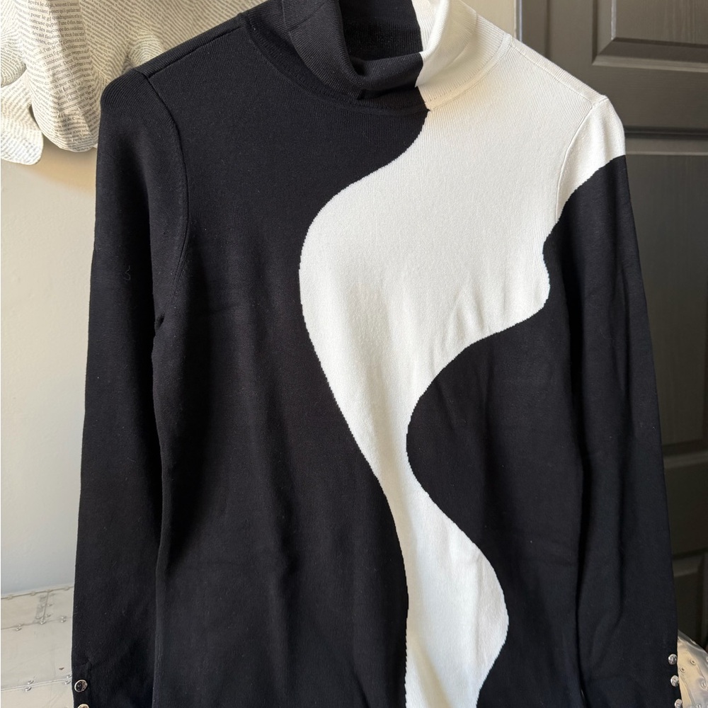 Chico's Black and White Abstract Tunic Knit Sweater
